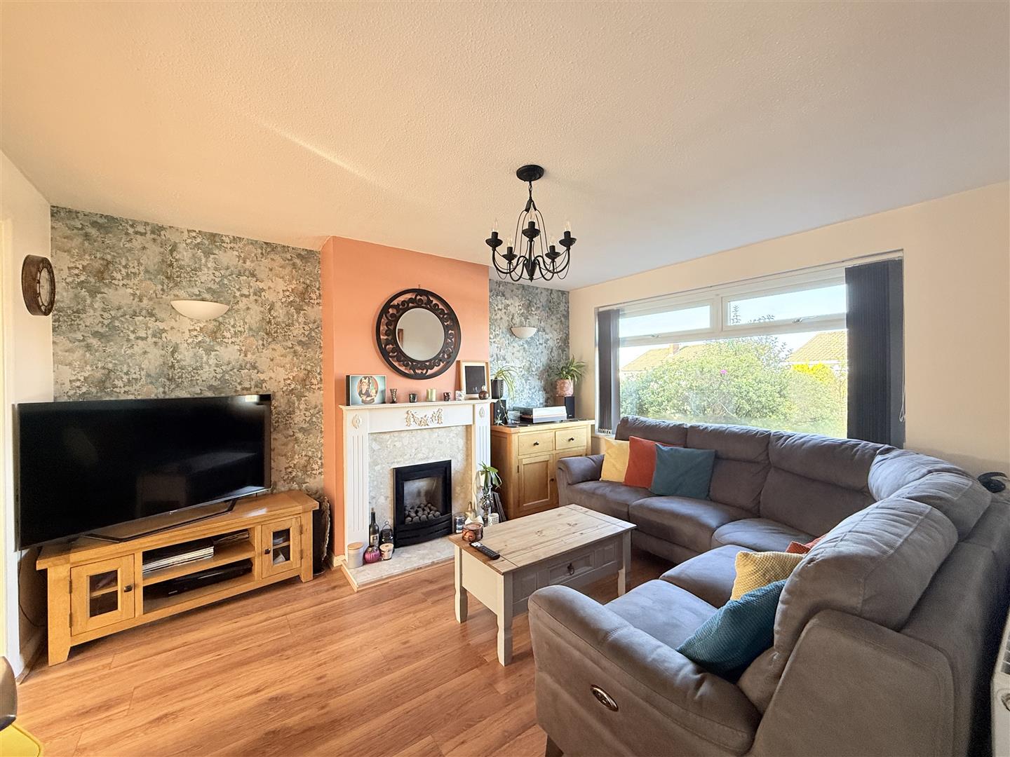 3 bed house - semi-detached in Macauley Close, Dukinfield – photo 3